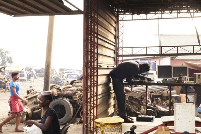 04 Electronics repair center